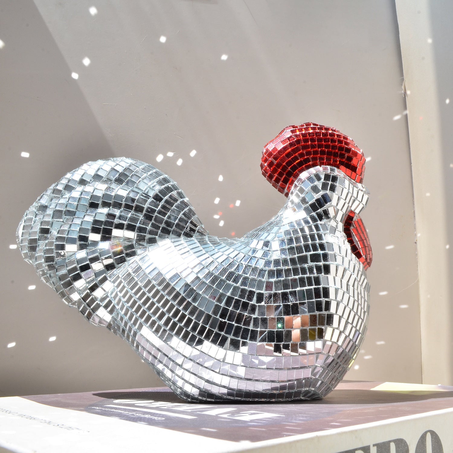 Coq Lunaire™ – Sculpture disco faite main dans notre atelier